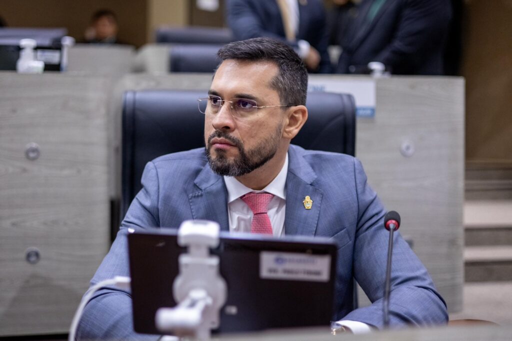 Vereador Paulo Tyrone solicita informações sobre quantidade de alunos com TEA e mediadores na rede municipal de ensino