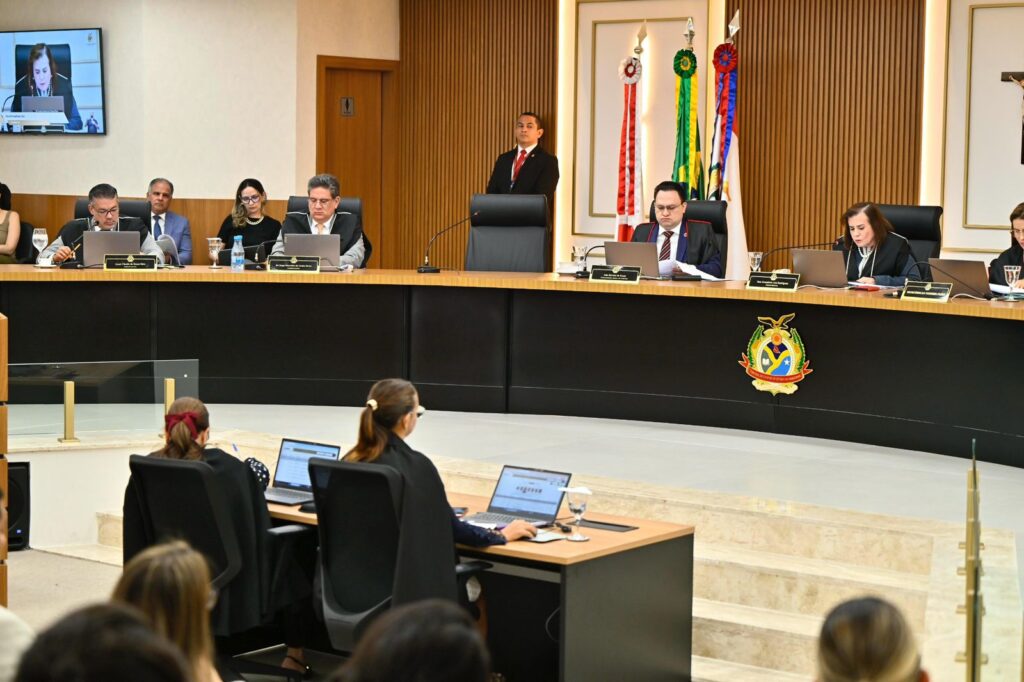 O presidente da Câmara Municipal de Itapiranga no ano de 2023, Francisco de Assis Menezes da Mata, teve a sua prestação de contas anual reprovada por unanimidade pelos conselheiros do Pleno do Tribunal de Contas do Amazonas (TCE-AM), com aplicação de R$ 15 mil em multas por diversas irregularidades identificadas. A decisão foi proferida na manhã desta terça-feira (23), durante a 28ª Sessão Ordinária do Tribunal Pleno. Durante a análise, os conselheiros acompanharam a proposta de voto do auditor-relator Mário Filho, que destacou a permanência de 12 achados de fiscalização considerados graves. Entre eles, a ausência de comprovantes de deslocamento em processos de diárias; a inexistência de concurso público, já que o quadro funcional da Câmara é composto apenas por comissionados; a desatualização das pastas funcionais, além de falhas na contabilização de valores do Balanço Patrimonial. Também foram apontadas deficiências no controle interno e na alimentação do Portal da Transparência, além de irregularidades em licitações, como a definição de preços antes da pesquisa de mercado e a falta de segregação de funções nos processos licitatórios e contratuais. O relatório ainda identificou ausência de atestos em notas fiscais, atrasos e divergências na publicação do Relatório de Gestão Fiscal (RGF), além da não contabilização da parte patronal como despesa de pessoal. Em sua proposta de voto, o auditor-relator destacou que a ausência de defesa do gestor reforçou a gravidade das irregularidades e demonstrou descaso em relação ao dever constitucional de prestar contas. “A falta de documentos mínimos para justificar o pagamento de diárias, as falhas na liquidação da despesa e a deficiência do controle interno revelam gestão fiscal temerária”. Com a decisão, Francisco de Assis Menezes da Mata terá 30 dias para quitar o valor devido. O Tribunal também emitiu recomendações à Câmara Municipal de Itapiranga, incluindo a adoção de medidas para estruturar o controle interno, a realização de estudo de viabilidade para concurso público e o aperfeiçoamento de processos licitatórios e da concessão de diárias. A conselheira-presidente Yara Amazônia Lins convocou a próxima sessão para o dia 30 de setembro, próxima terça-feira, no horário regimental, a partir das 10h.