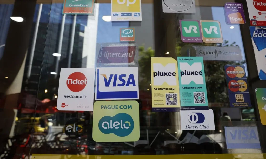 Liminar contra nova regra do vale-alimentação: Pluxee se junta a Ticket e VR na disputa judicial