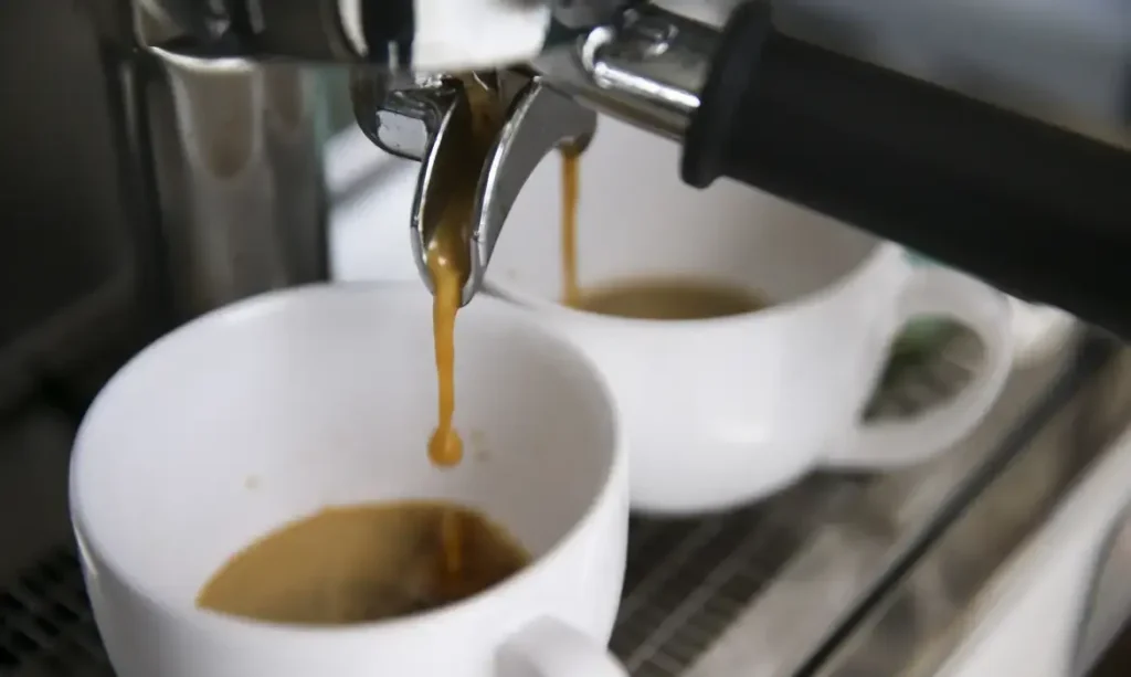 Café mais caro faz brasileiros consumirem menos, mas setor vê resiliência e aposta em recuperação