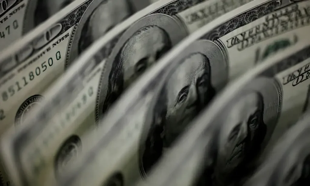 Dólar reage à indicação de Trump para o BC dos EUA, mas fecha janeiro em queda histórica