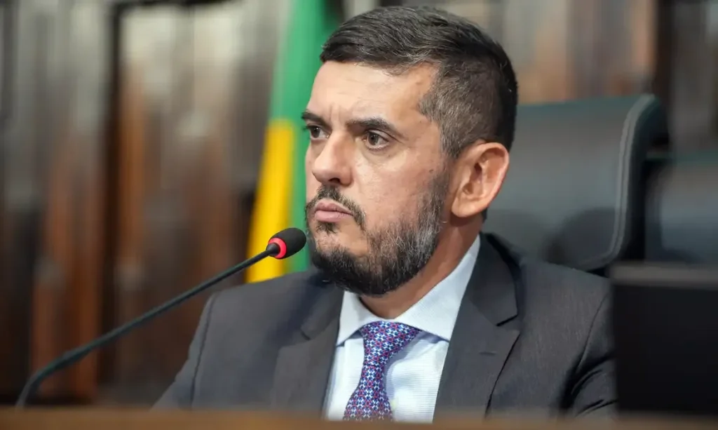 Deputado afastado da Alerj, Rodrigo Bacellar renova licença em meio a investigações
