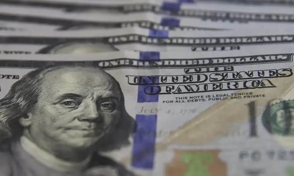 Dólar atinge mínima de 21 meses e bolsa brasileira celebra recorde histórico