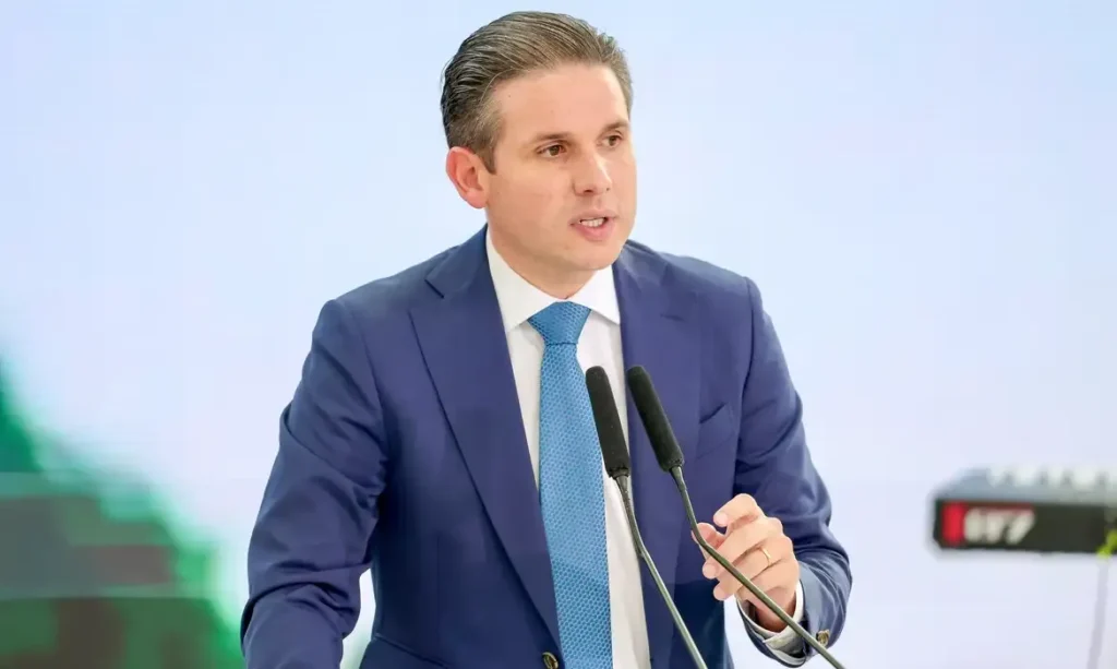 Fim da escala 6×1 pode ir a voto em maio, indica presidente da Câmara