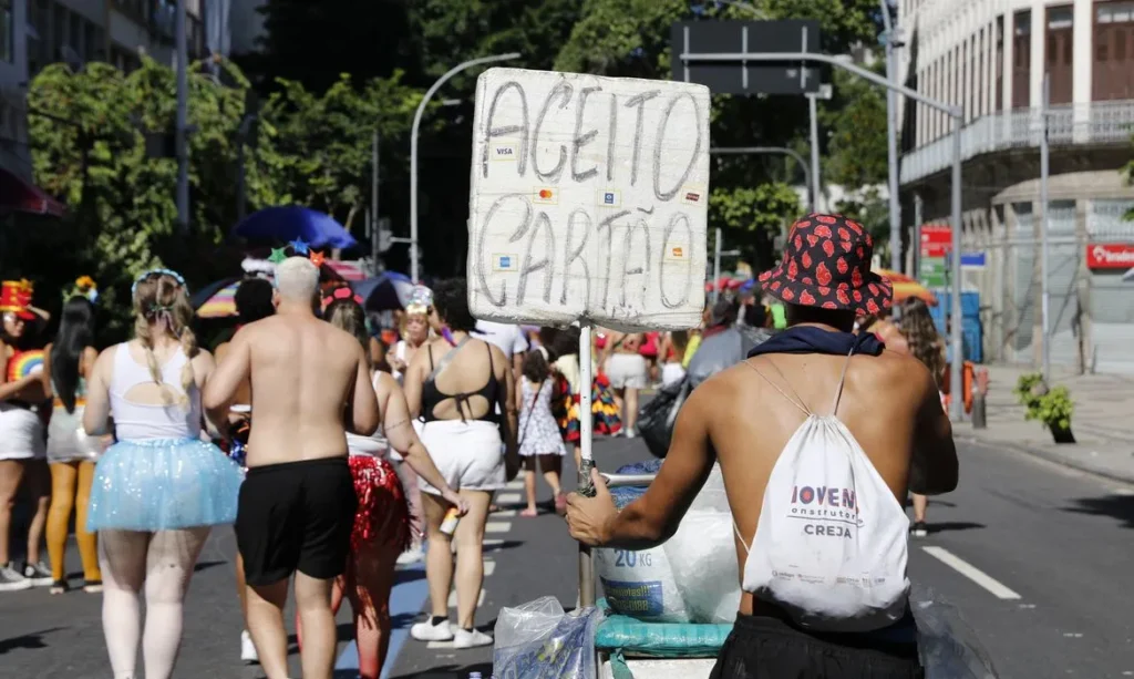 Ambulantes ganham o CNPJ: formalização como MEI dispara 45% em dois anos
