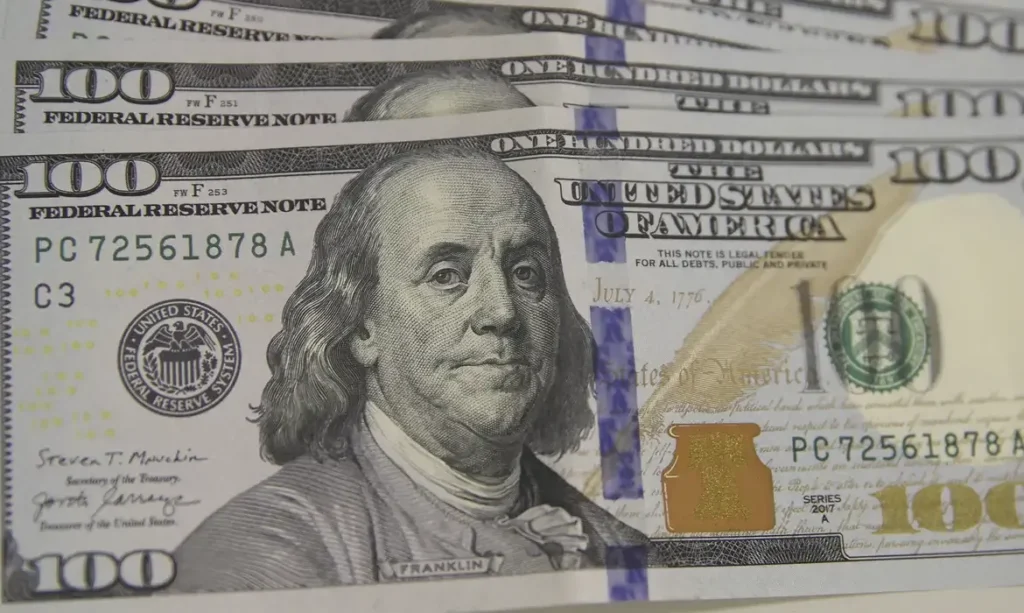 Dólar flutua e fecha a R$ 5,22 em meio a incertezas globais e ajustes de mercado
