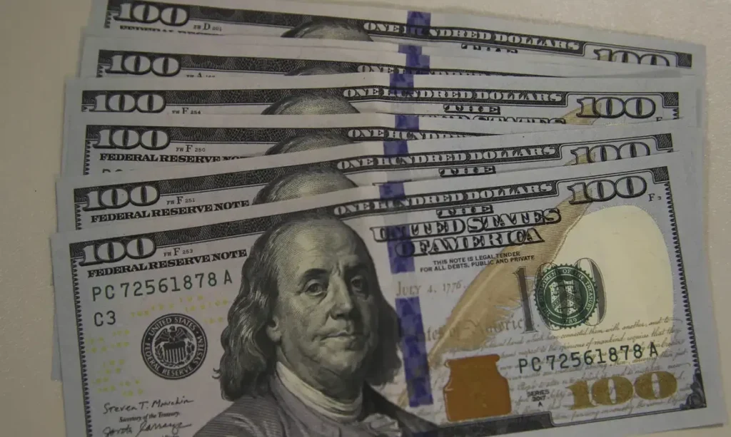 Dólar avança e fecha perto de R$ 5,25 com receio global e sinais dos EUA
