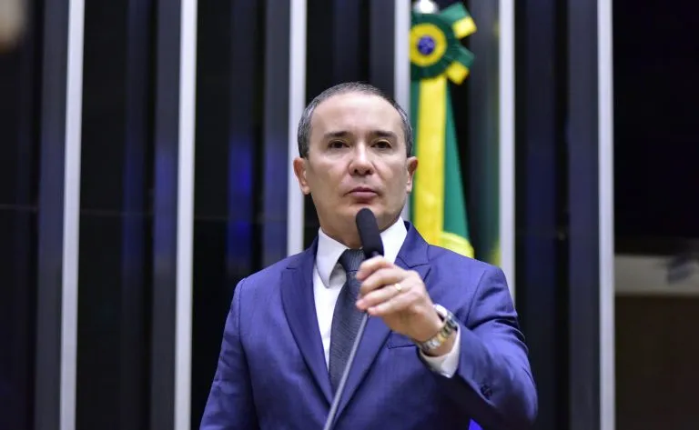 Seguro-desemprego pode ganhar três parcelas extras para pais e mães à espera de bebê