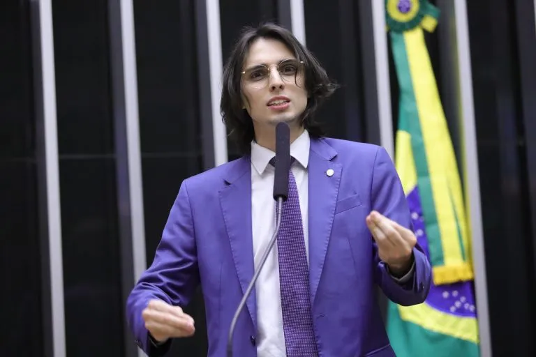 Uso indevido de bens públicos: projeto quer punir servidor com novo crime