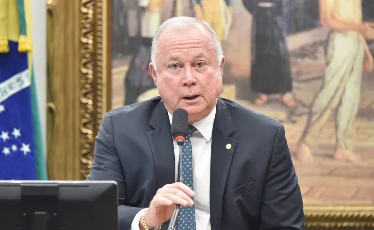 Deputado Paulo Azi assume relatoria de proposta que visa extinguir jornada 6×1 na CCJ