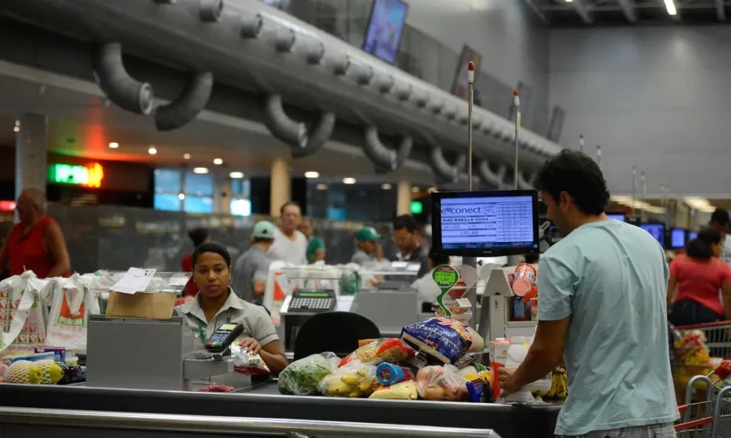 Trabalho no comércio em feriados: governo adia regra e cria comissão para negociação