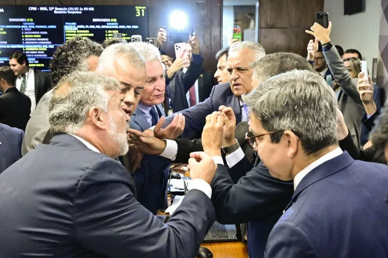 CPMI do INSS: quebra de sigilo de filho de Lula e outras investigações aprovadas em meio a protestos