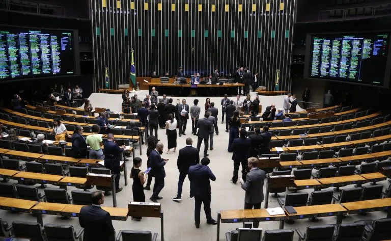 Câmara aprova aumento salarial para servidores do Ministério Público e CNMP