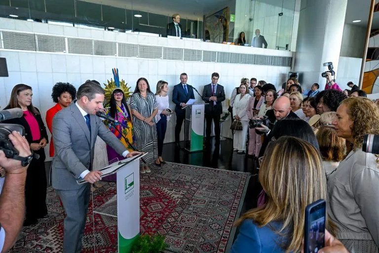 Câmara prioriza projetos da bancada feminina em março, anuncia Arthur Lira