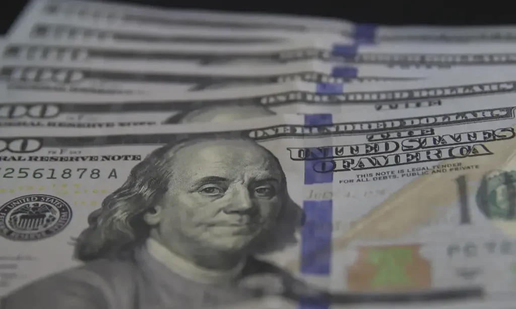 Dólar recua e bolsa reage em dia de alívio nas tensões globais