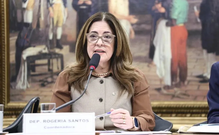 Nova lei busca blindar crianças e adolescentes contra manipulação de imagem na internet