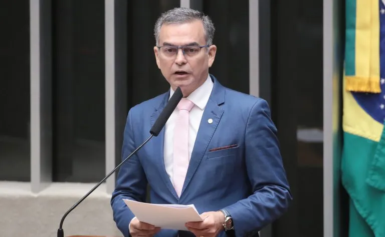 Profissionais de saúde em áreas de risco terão adicional de 30% e mais segurança