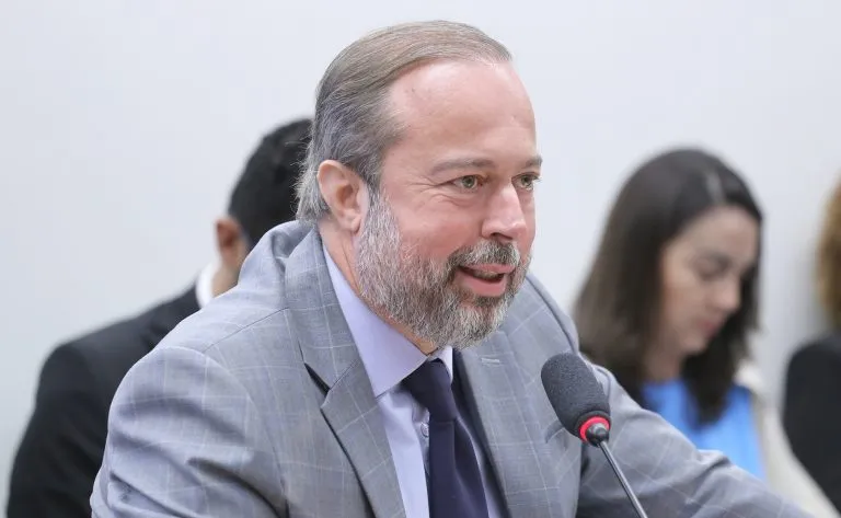 Armazenamento de energia: diretrizes para leilão de ‘baterias’ serão anunciadas em abril, confirma ministro