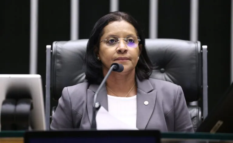 Câmara dos Deputados avança com projeto que permite uso de spray de pimenta para autodefesa feminina