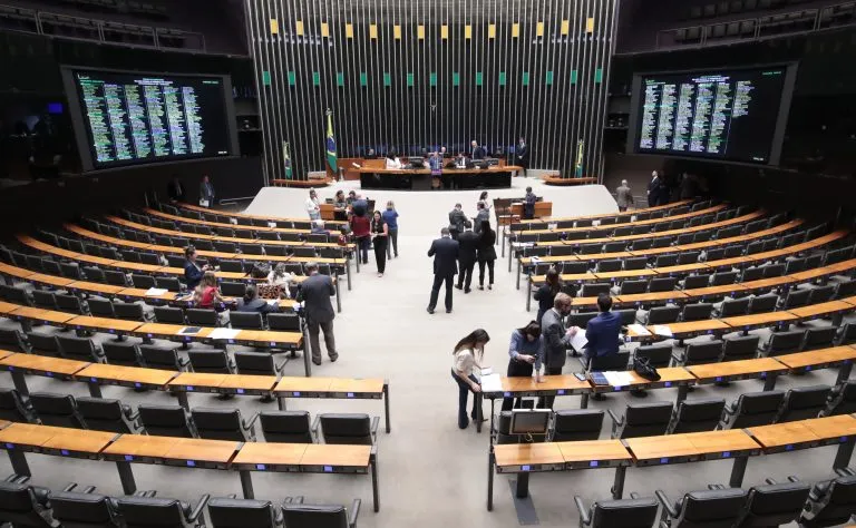 Câmara dos Deputados debate regras para salvar ou liquidar bancos em crise
