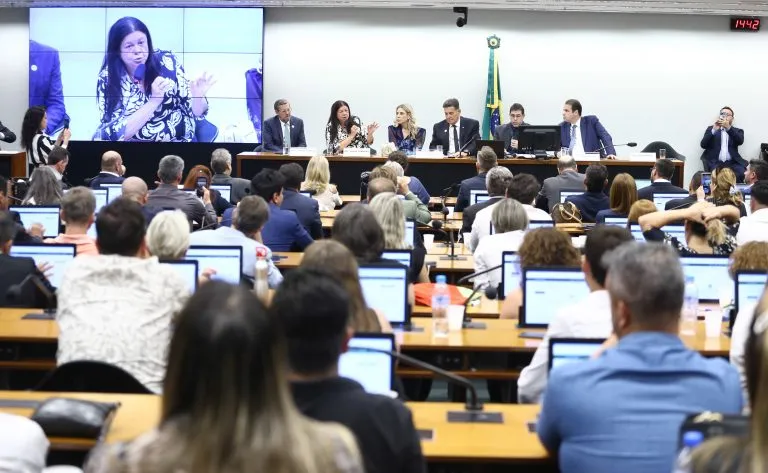 Autoescolas sob pressão: deputados defendem obrigatoriedade e criticam regras do Contran