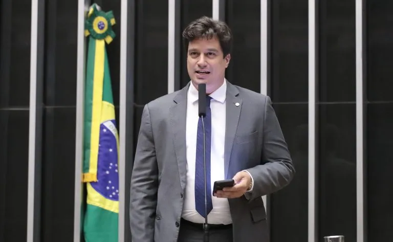 Inteligência artificial no trabalho: Câmara aprova regras para proteger empregados e evitar discriminação