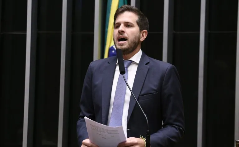 Câmara flexibiliza regras fiscais para acomodar licença-paternidade ampliada e benefícios tributários