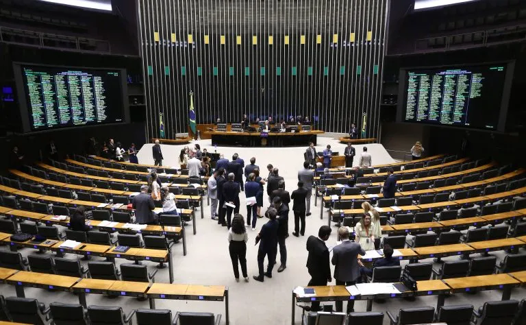 Câmara vota reajuste salarial para segurança do DF e novas regras para transferência de veículos