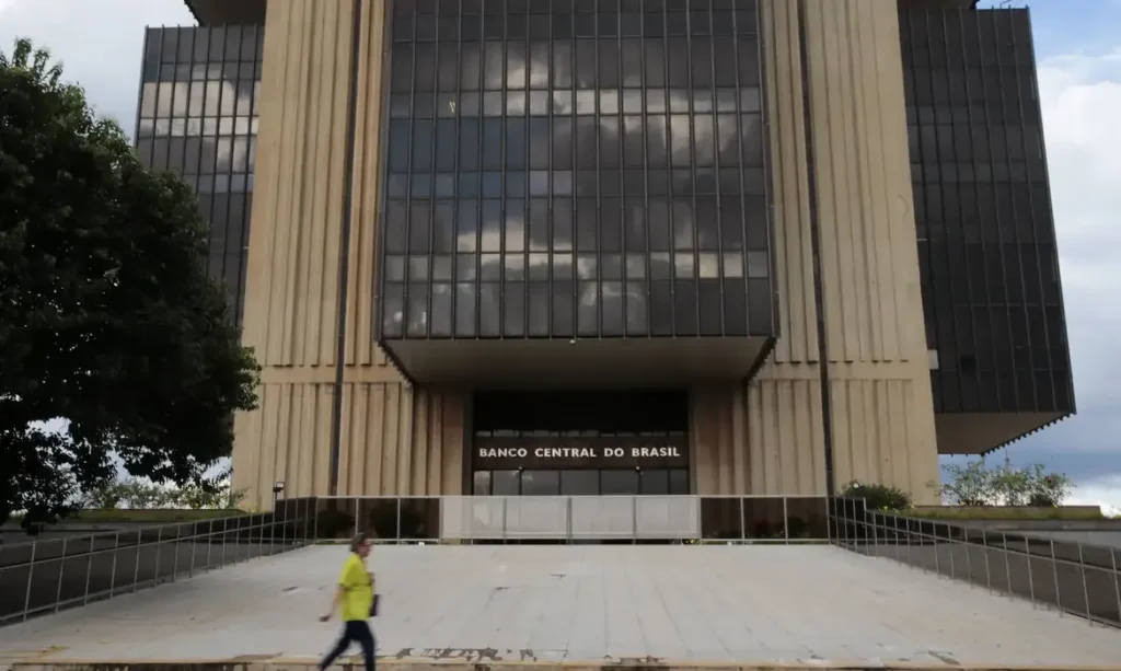 Banco Central mantém projeção de PIB a 1,6% para 2026, mas alerta para incertezas globais