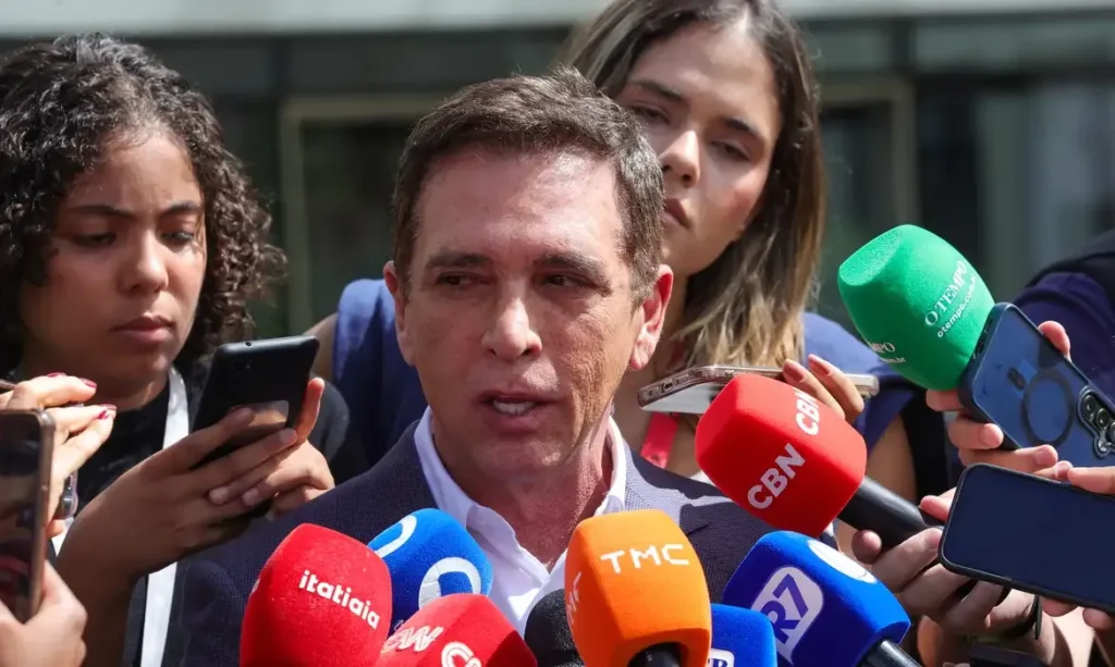 Jair Bolsonaro deixa hospital e retorna para prisão domiciliar monitorada