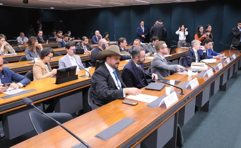 Conselho de ética se reúne para decidir futuro de deputado em meio a acusações