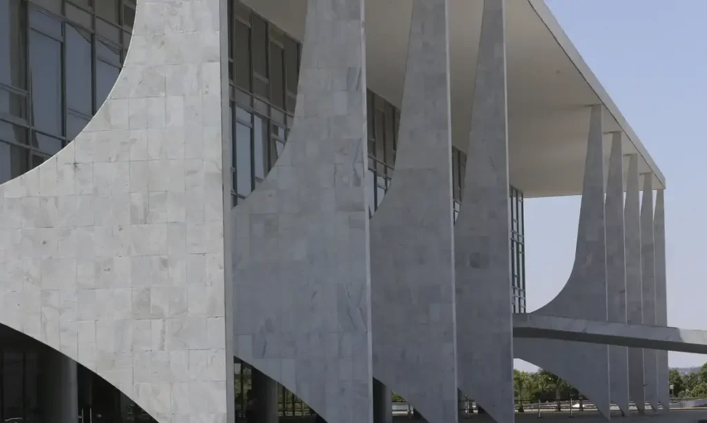 Governo federal concede auxílio-creche e jornada reduzida a milhares de terceirizados