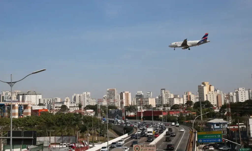 Companhias aéreas ganham linha de crédito emergencial para aliviar pressão de custos