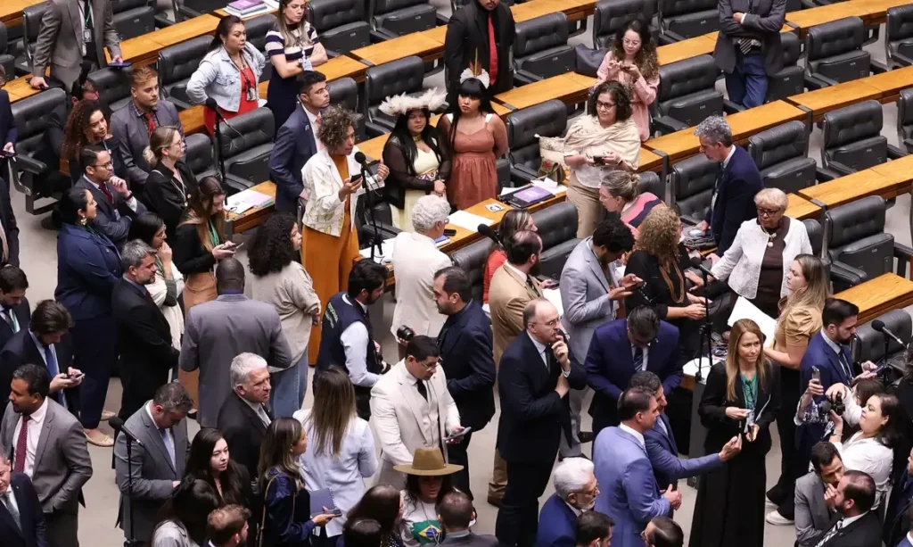 Câmara derruba veto em lei que pode reduzir penas de condenados por 8 de janeiro; Senado decide