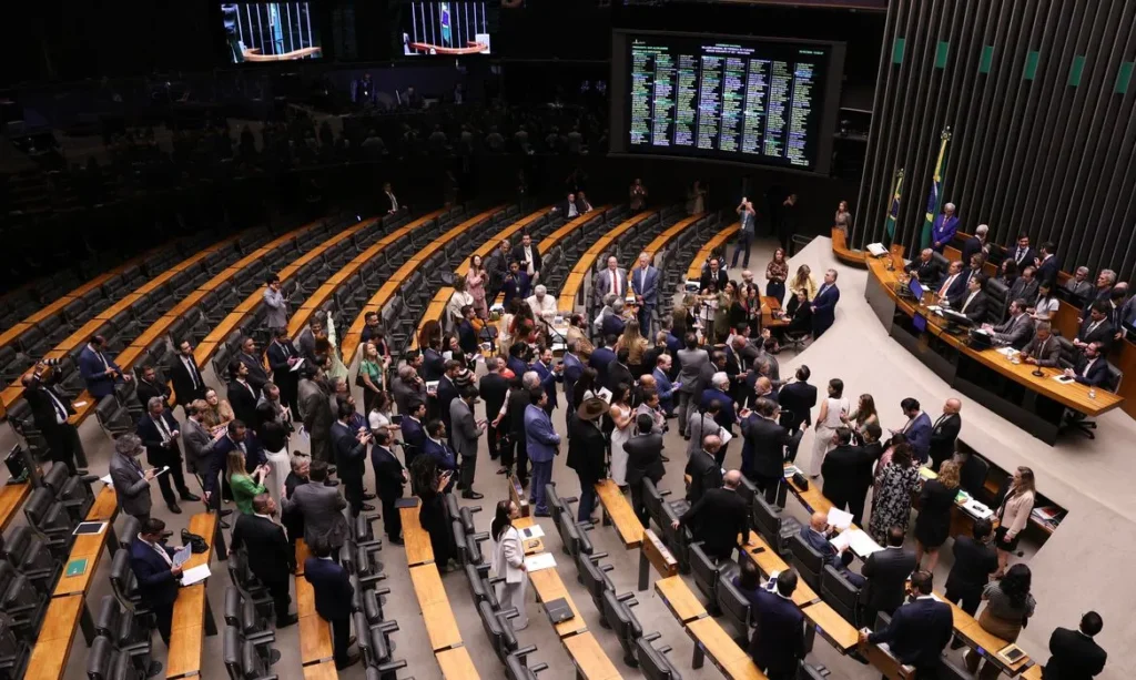 Congresso derruba veto presidencial e altera dosimetria da pena para condenados pelo 8 de janeiro