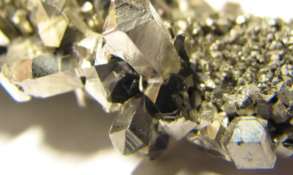 Brasil sob alerta: especialista aponta “vazio estratégico” em minerais essenciais para tecnologia e defesa