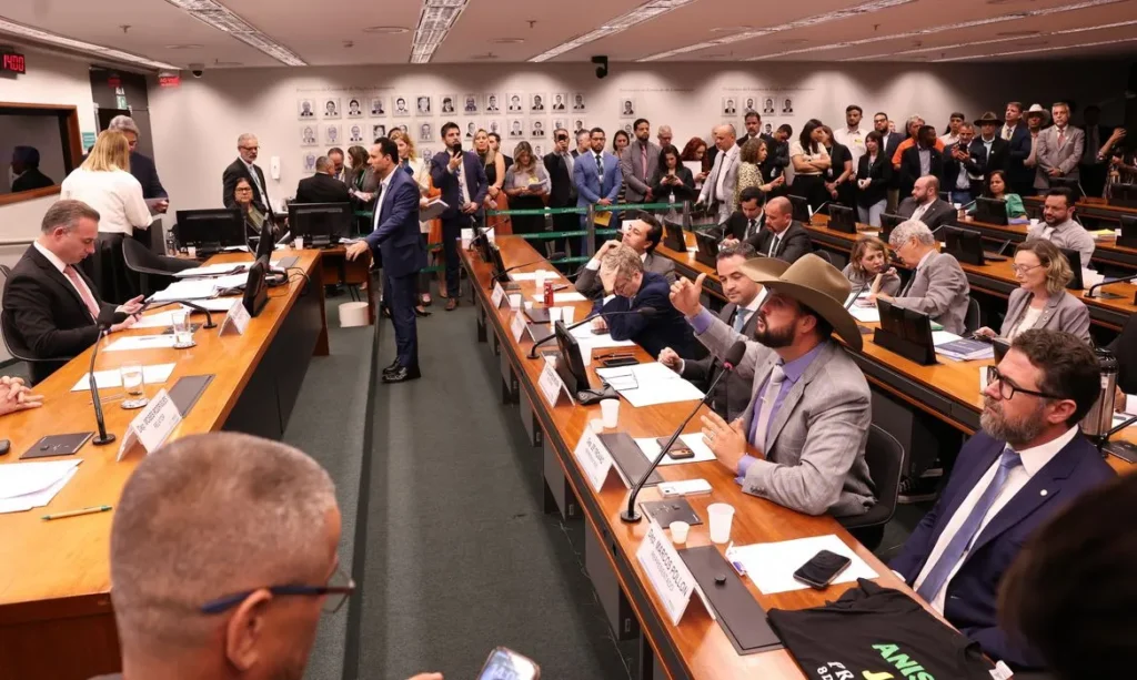 Conselho de Ética suspende três deputados por 60 dias após motim no plenário