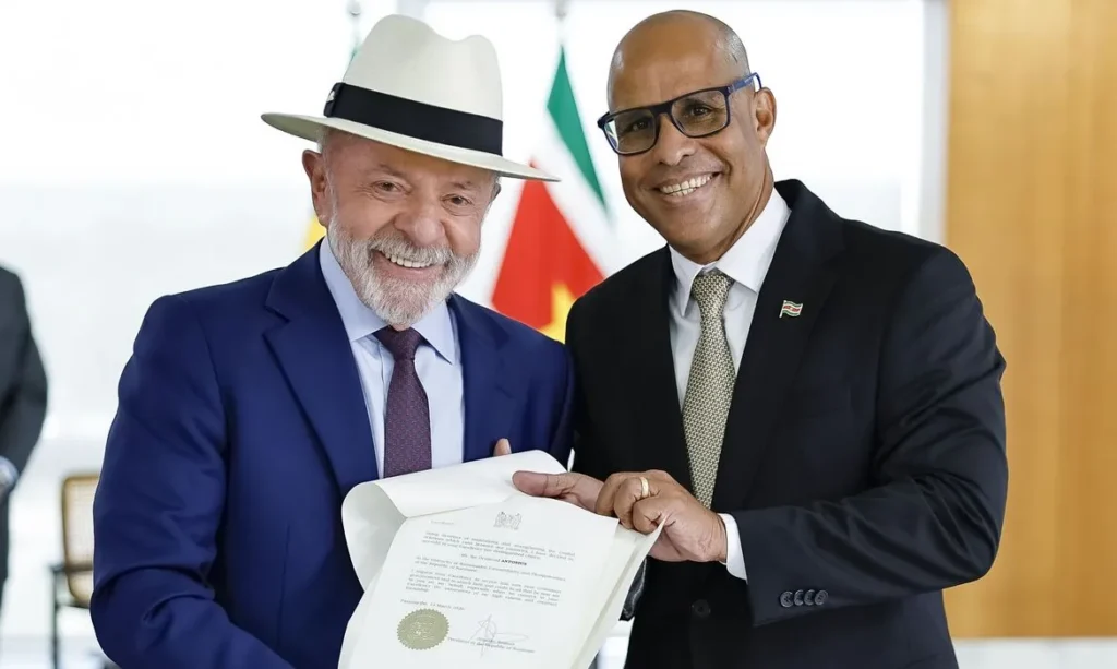 Lula formaliza recepção de embaixadores de sete nações em cerimônia no Planalto
