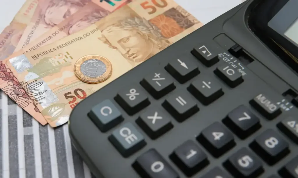 Disparidade de renda no Brasil: diferença entre ricos e pobres aumenta em 2025, mas permanece abaixo de níveis pré-pandemia
