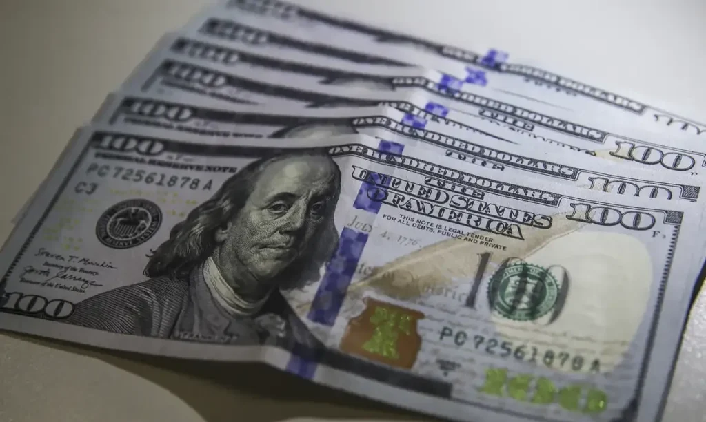 Dólar rompe barreira de R$ 4,90 pela primeira vez em mais de dois anos