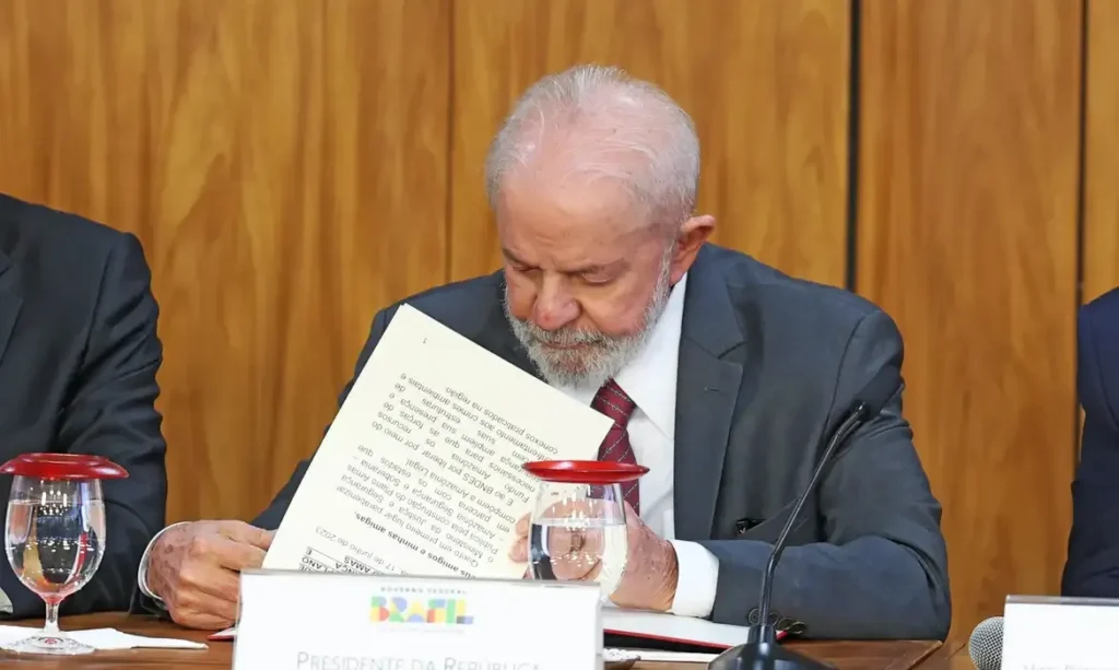 Lula veta lei que equiparava estágio a experiência profissional
