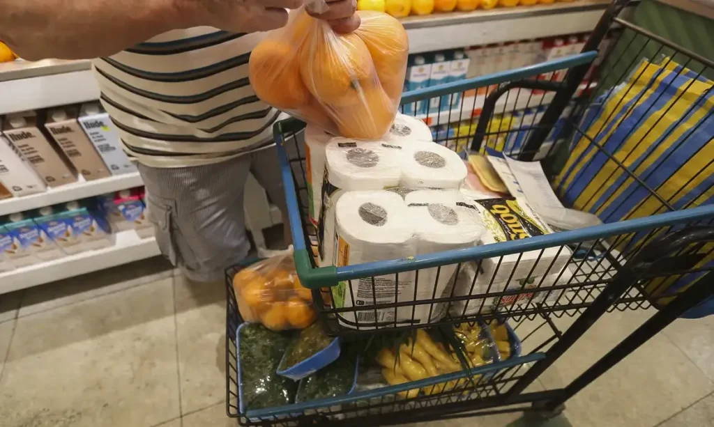 Inflação em abril desacelera, mas alimentos e saúde elevam o custo de vida