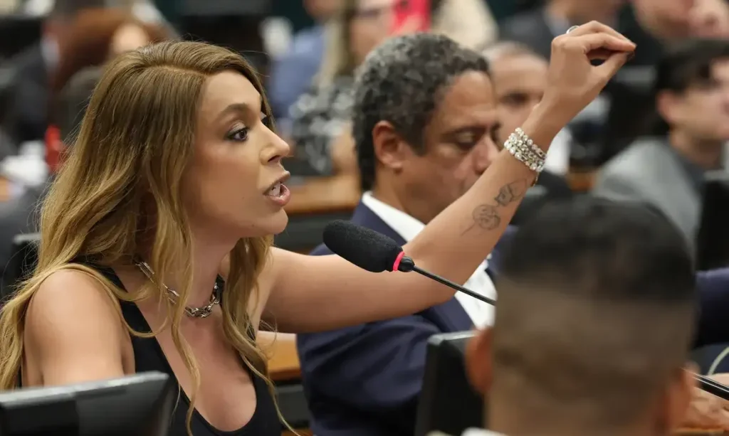 Erika Hilton afirma que governo não negociará aumento da jornada na PEC 6×1