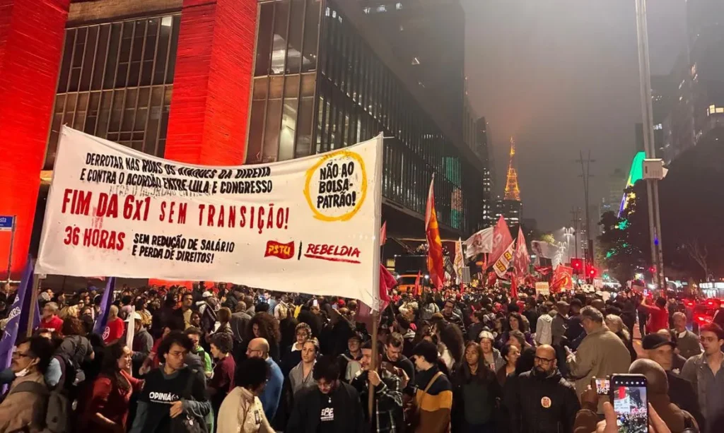 Manifestantes na Paulista clamam pelo fim da escala 6×1 e jornada mais justa
