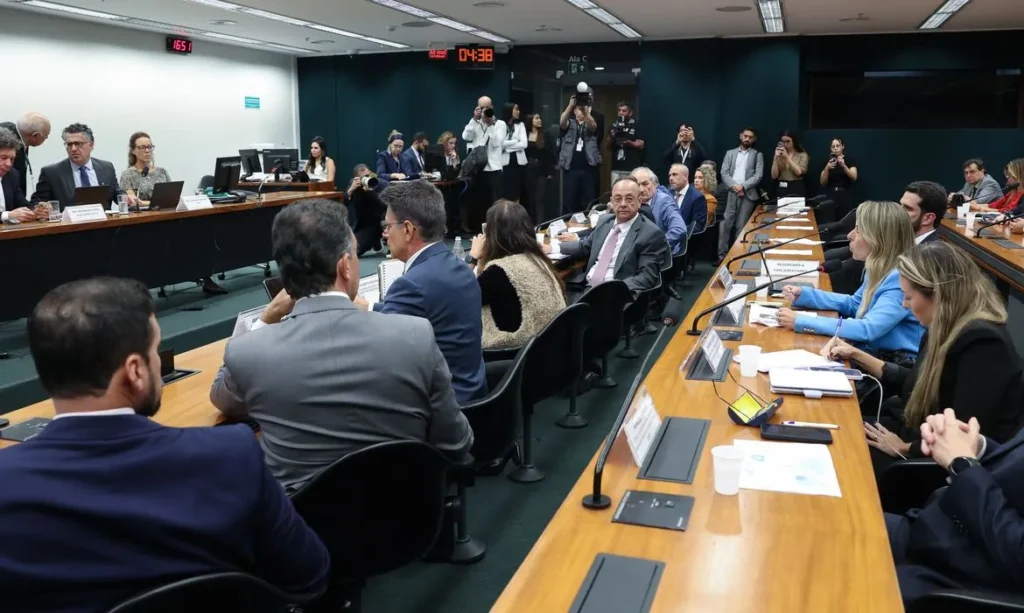 Fim da escala 6×1: votação da PEC que reduz jornada de trabalho é adiada na Câmara