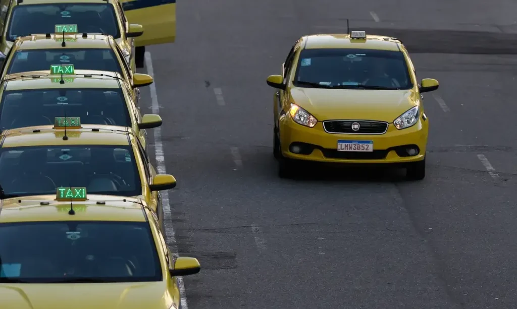 Governo libera R$ 30 bilhões em crédito para taxistas e motoristas de aplicativo comprarem veículos