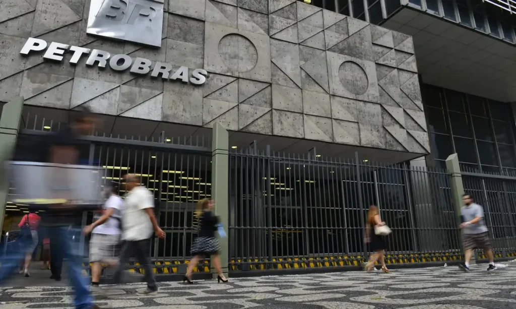 Gasolina mais cara: Petrobras ajusta preço para distribuidoras em R$ 0,04