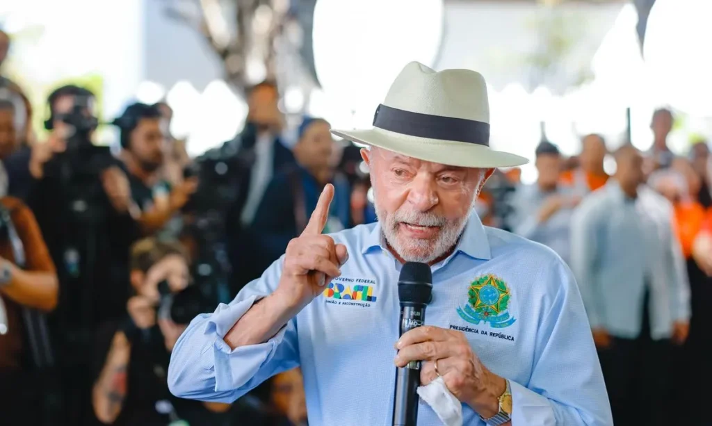 Lula expressa desejo de reestatizar Eletrobras e BR Distribuidora