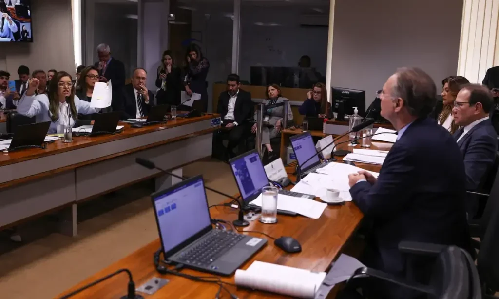 Senadores cobram transparência sobre socorro bilionário ao BRB e criticam falta de dados
