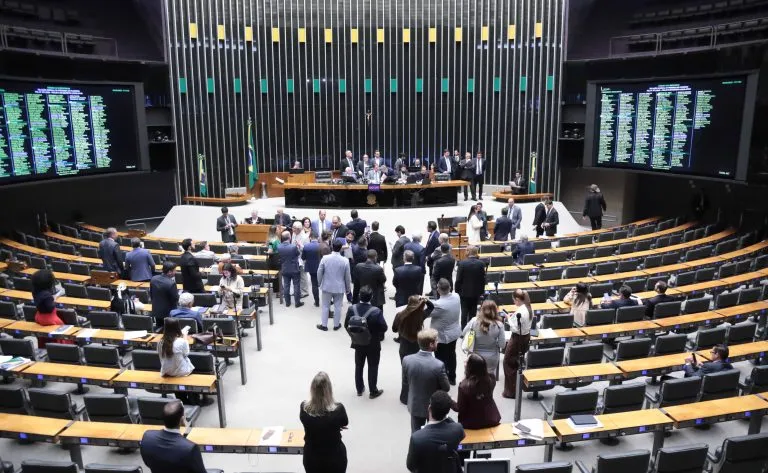 Câmara acelera votação de 18 projetos importantes com regime de urgência